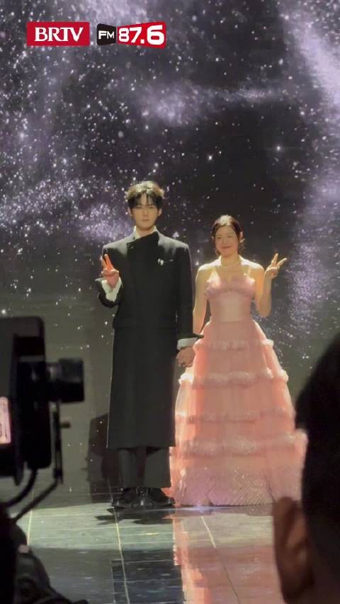 亮相微博之夜红毯，两人手拉手一起走，还一起比心饭撒，太甜了！