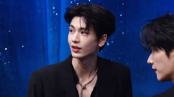 请看张凌赫的怼脸没有一帧不帅的 感觉直播清晰度都变高了