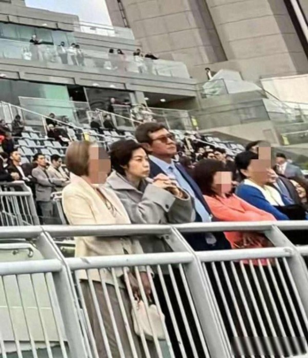 张怡宁现身赛马场，低调得不像冠军，却让网友集体安静了