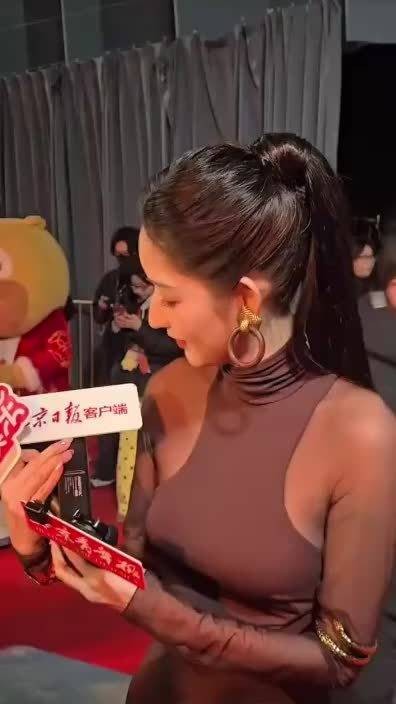 给王姐忙坏了，王玉雯：说完你的说你的