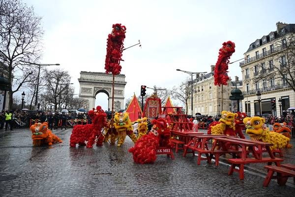 广东非遗闪耀巴黎香街！第四届“欢乐春节”巡游醒狮英歌舞吸睛 十万观众共赏岭南魅力