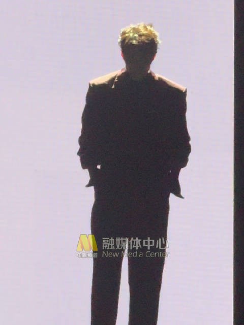 肖战微博之夜剪影亮相引热议