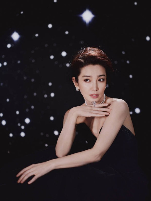 李冰冰端坐星空下，优雅动人。