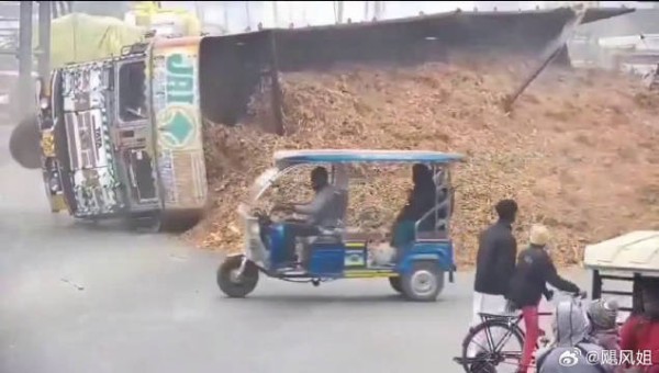 印度乱糟糟的公路上再现电影《死神来了》