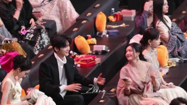 陈妍希周柯宇中英文切换唇语难辨，粉丝直呼需专八水平