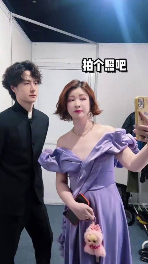 王一博、杜华微博之夜后台自拍