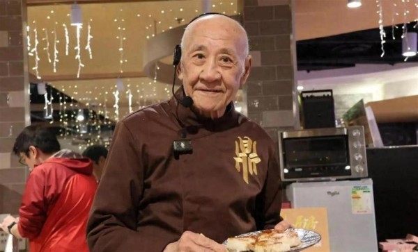 TVB老戏骨今年踏入80岁拒摆大寿，因慢性肠胃炎导致体重下跌暴瘦