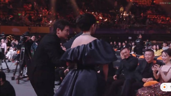 沈腾还跑去接杨幂下台了我不行了 扶不扶系列又更新了哈哈哈哈哈哈哈哈