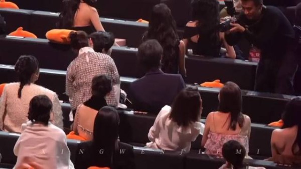 孟子义手机当镜子被拍,粉丝笑称快贴防窥屏