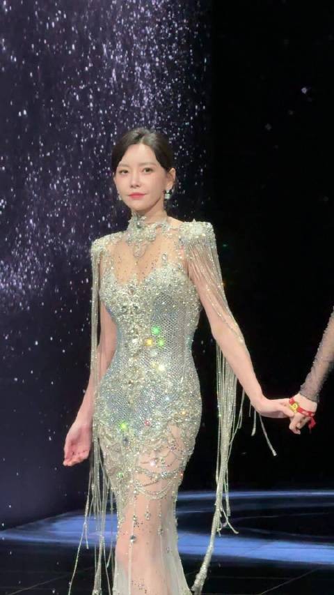 携一起亮相服装和舞台太搭了