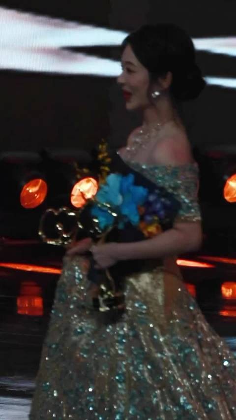 杨紫谢娜颁奖礼后台热聊拥抱