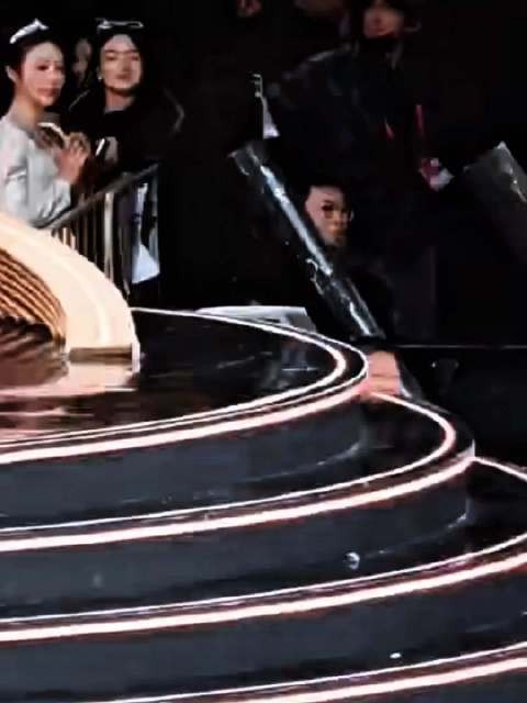 看king从后台走出来领奖这一段 压迫感很强了