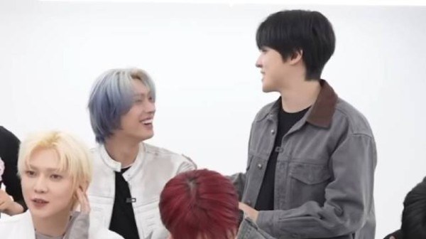 经典名画：边牧安抚哈士琦 ：民企 冷静