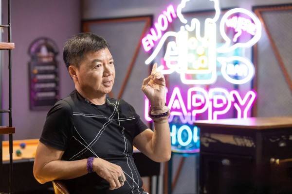 前TVB男星丧妻一年因一事引网友质疑，独自逛街神情落寞生活节俭