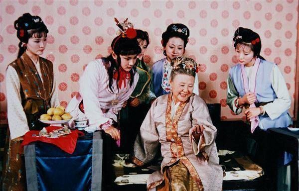 轻言细语中蕴含深机，曹公果然在红楼梦中伏脉千里