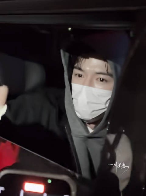 王星越凌晨赶回片场仍收粉丝信，三年始终真诚