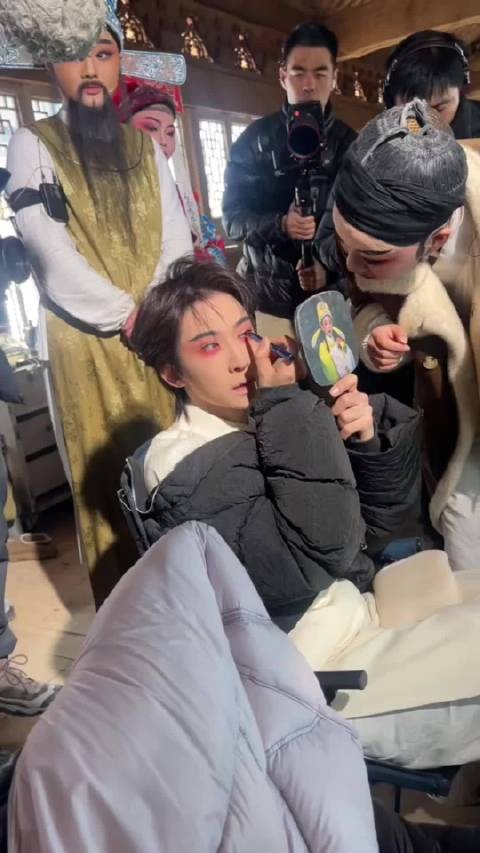 人家夸他化的好，小雨滴说小时候跳舞自己化妆练的，好可爱