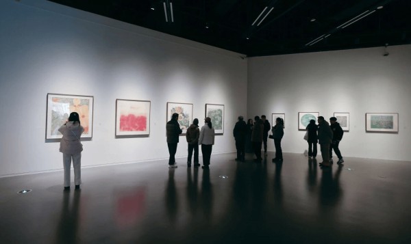 以传统工笔勾写都市中的抒情，鲍莺展“花开有时”