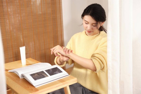 已婚女人同意你碰这个地方，那就是对你动心了，要注意