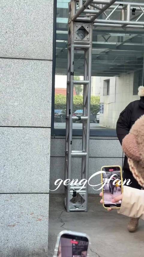 卢昱晓南衣上班！香香软软的小蛋糕来喽