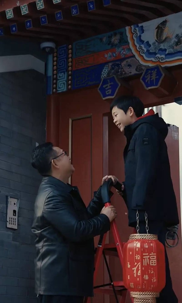 姜武北京四合院首曝光，儿子在大门挂灯笼很气派，妻女出镜超漂亮