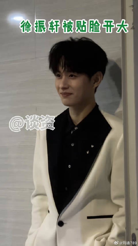 徐振轩被问咖啡洒没洒面露不悦
