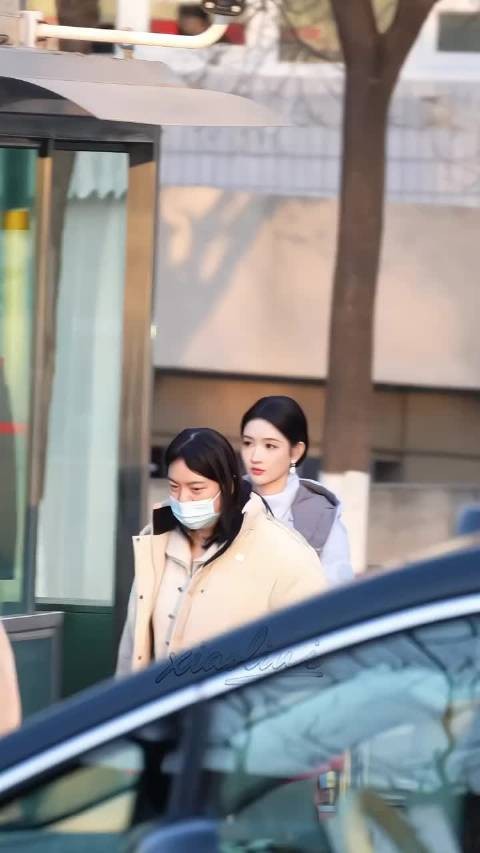 王玉雯春晚路透穿粉色缎面长裙亮相