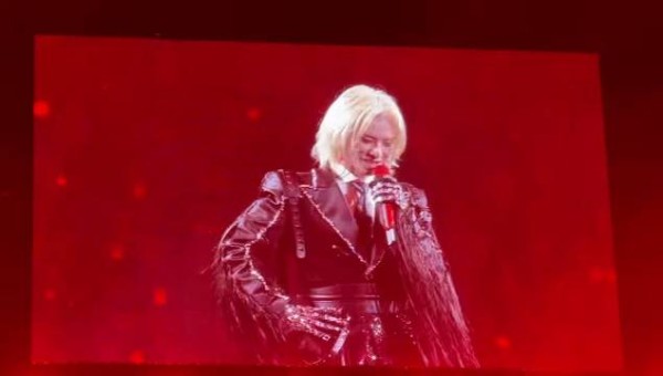 华晨宇深夜刷视频被粉丝感动落泪