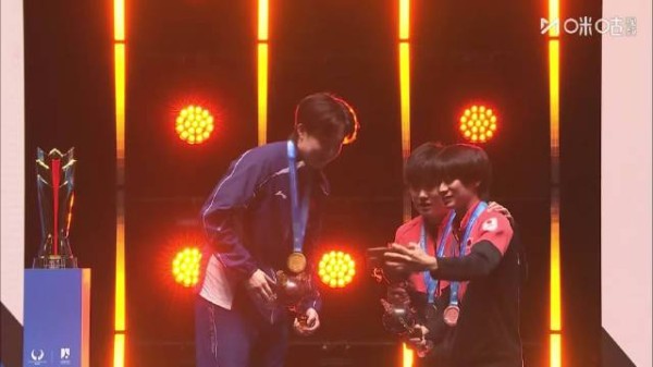 冠军是不可能让滴 自拍可以谦让一下 大大方方的头头