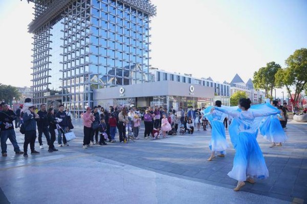 春风十里昆明有你｜ 滇池度假区观鸥季“鸥暖春城”街头音乐会首场在公园1903温情开唱