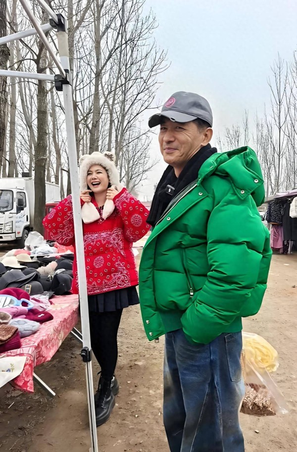 郭晓东夫妇在山东老家赶集！他穿得像农村老大爷，婚姻曾面临考验