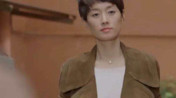 罗子君穿名牌大衣赴约引老金不满