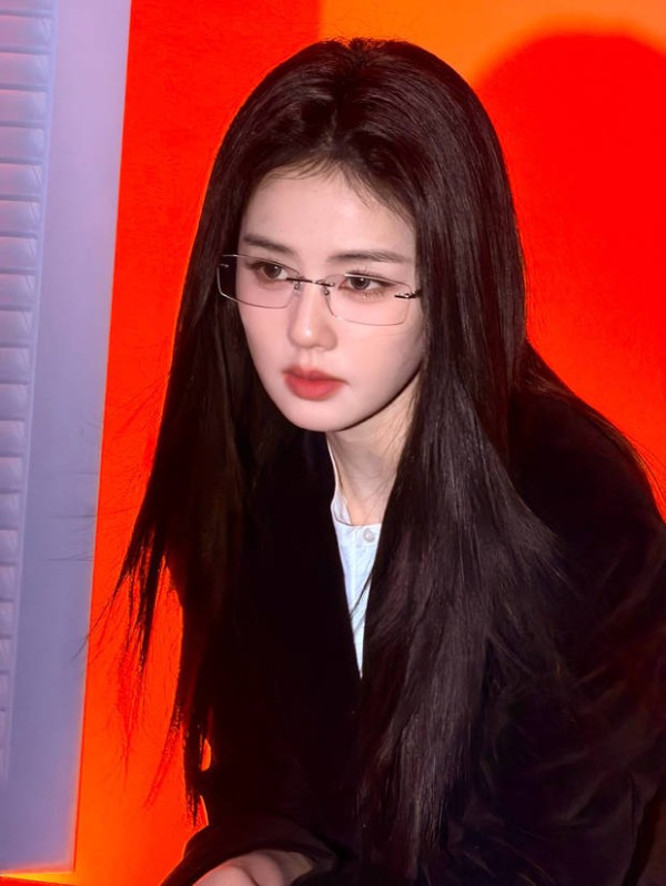 白鹿神态沉静。