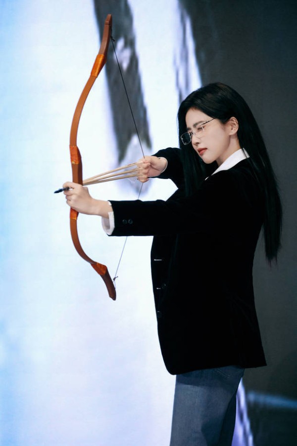 白鹿手持弓箭。