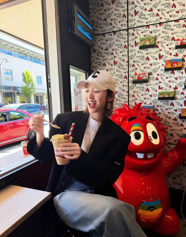 搜狐娱乐讯 8日，唐艺昕在社交平台上晒出一组旅游美照，并配文称：“一些悠闲时光。”