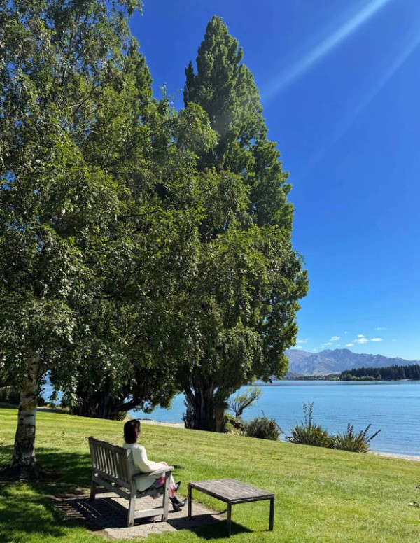 唐艺昕坐在长椅上欣赏美景，好惬意。