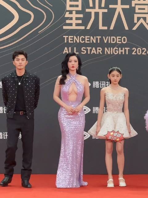 面对这样的张萌，旁边的男明星还挺镇静的