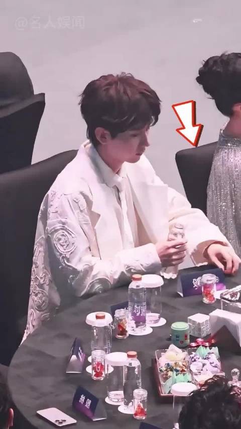 为何成毅喝水要倒杯两次？看懂胡歌拒绝矿泉水的深意，才知暗自博弈