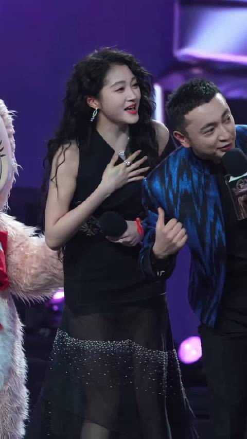 关晓彤鞋跟卡住了，尼格买提绅士救场 小尼反应好快