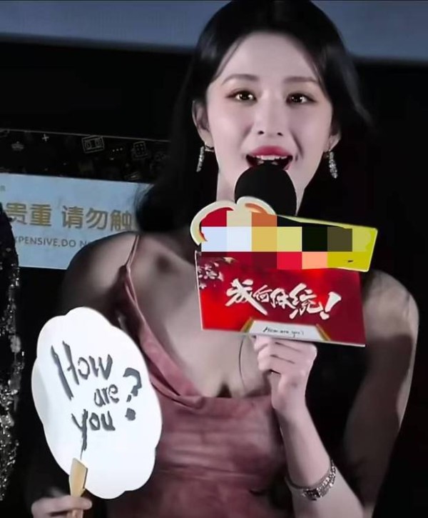 王楚然手持话筒发言，笑容明媚。