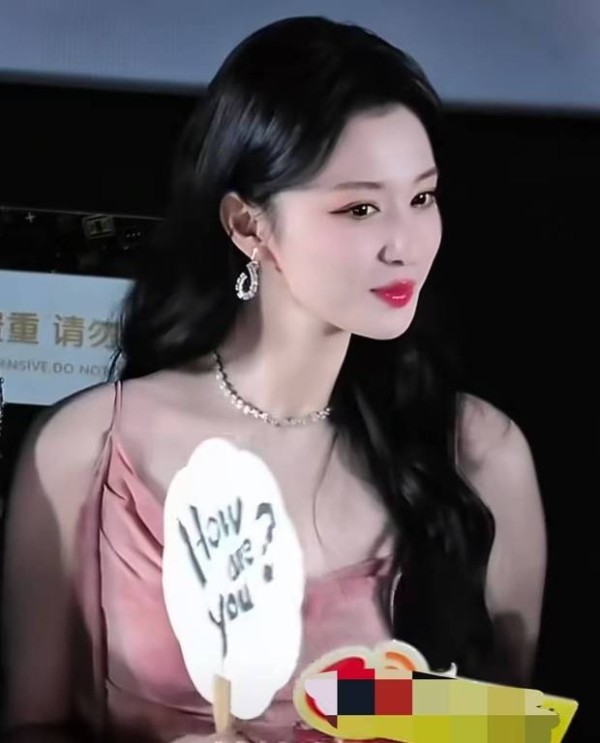 搜狐娱乐讯 近日，王楚然亮相活动，穿粉色吊带裙搭配狐耳发箍，手持团扇灵动又明艳。