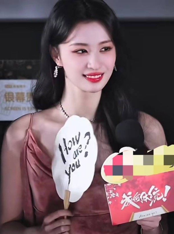 王楚然手持团扇，笑容灿烂。