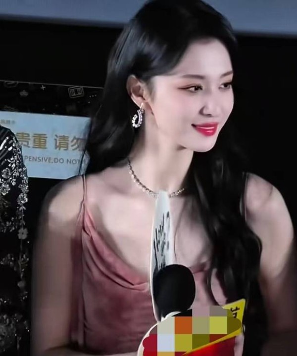 王楚然眼神专注尽显优雅。