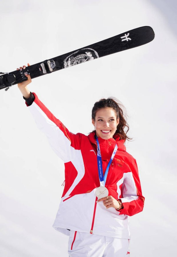 谷爱凌米兰冬奥摘银！一身红装闪耀颁奖台