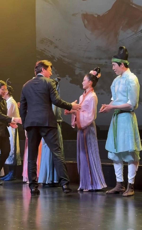 靳东带队冰岛演出，现身聚会显拘谨，一身正装配眼镜老干部味十足