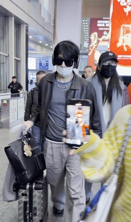 井柏然走在前面。