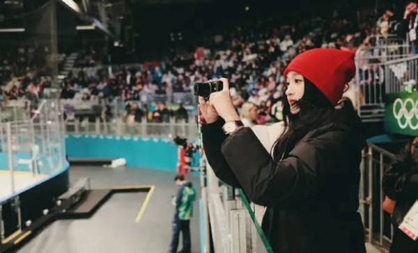 关晓彤头戴红色帽子。