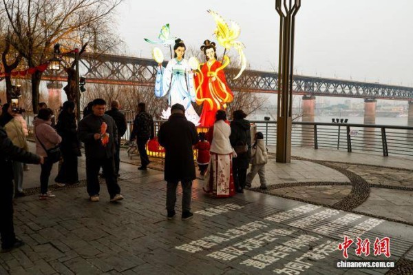 (新春见闻）湖北武汉：新年灯会点亮小年夜