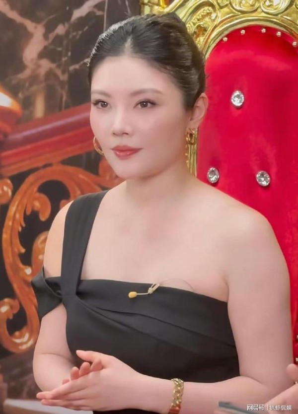 徐冬冬近状曝光引热议，珠圆玉润被指有孕相，曾称有喜事会公布