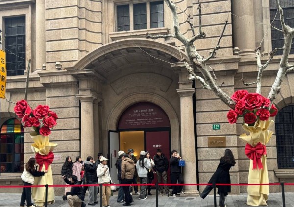 两棵“玫瑰花树”点亮上海街头浪漫，它们是如何诞生的？